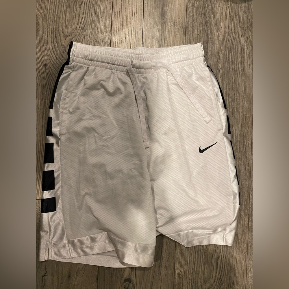 NIKE WHITE SHORTS